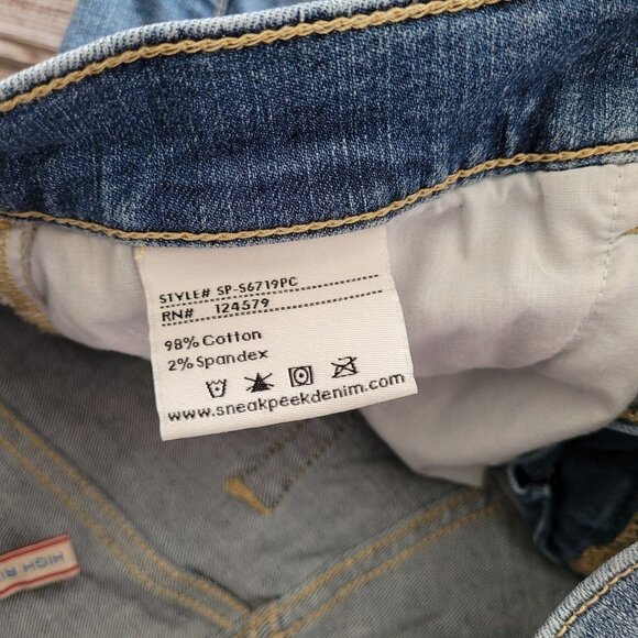 Sneak peek size 27 High Rise medium wash distressed Patch embroidered shorts - Picture 7 of 9